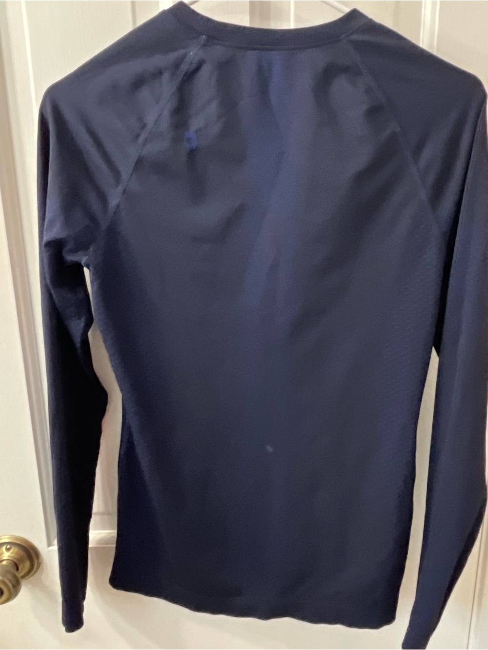 FIGS Women’s Salta Seamless Long-Sleeve Underscrub Top in navy. Size Small - Picture 3 of 6